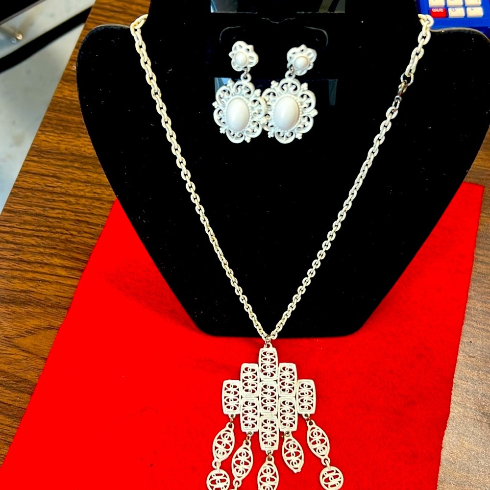 Vintage White Earring & Necklace Bundle